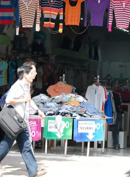 Cuối năm: Hàng “xôn” xuống đường ảnh 2