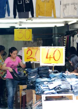Cuối năm: Hàng “xôn” xuống đường