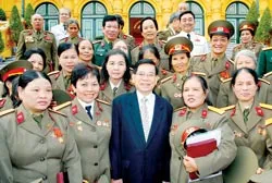 Chủ tịch nước Nguyễn Minh Triết tiếp các cựu nữ lái xe Trường Sơn
