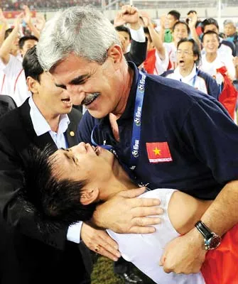 Thầy trò Calisto - Công Vinh trong phút giây chiến thắng.