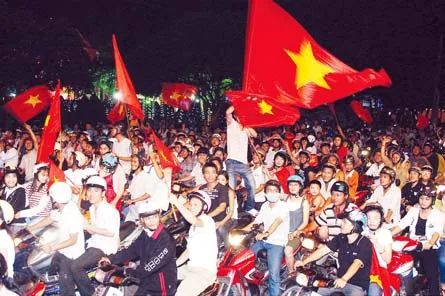 Người dân TPHCM đổ ra đường mừng chiến thắng. Ảnh: HOÀNG HÙNG - THÁI BẰNG - AFP