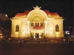 200 bộ đèn chiếu sáng mỹ thuật Nhà hát thành phố