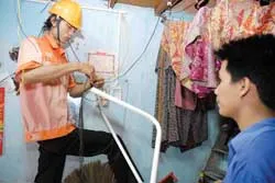 Từ chương trình “Vì cuộc sống an toàn”, Công ty Điện lực TPHCM kết hợp cải tạo lưới điện ngoài hộ dân ảnh 2