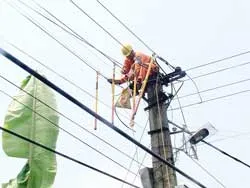 Hà Nội: Cuộc sống đảo lộn vì bị cắt điện luân phiên