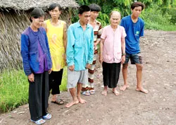 Bà lão hành khất nuôi 8 người điên