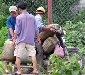“Rút ruột” xăng dầu - Bài 2: Hợp thức hóa xăng ăn cắp!