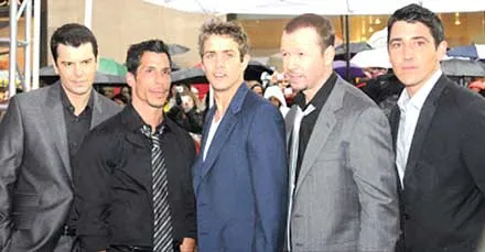 NKOTB tại Đài Truyền hình NBC ngày 4-4, sau 15 năm họ mới lại đến đây. Từ trái sang: Jordan Knight, Danny Wood, Joey McIntyre, Donnie Wahlberg và Jonathan Knight. Phía sau họ là rất đông fan đang chờ đón...