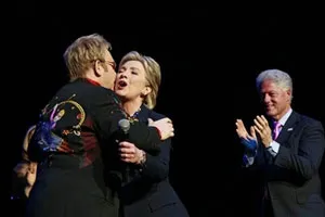 Danh ca Elton John trình diễn, thu được 2,5 triệu USD cho quỹ tranh cử của Hillary Clinton