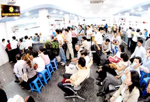 Vì sao giá vàng trong nước không theo sát thế giới?