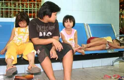 Ai đẩy trẻ ra đường?