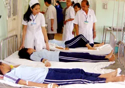 Vĩnh Long: 13 nữ sinh THCS bị ngất xỉu tại lớp học