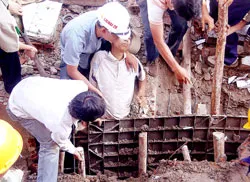 Xây khách sạn làm sập tường, 1 công nhân bị thương nặng
