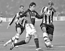 Juventus - Milan : 1 bàn cho Juve, 1 bàn cho Milan