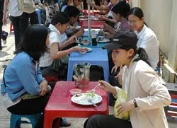 Vẫn vô tư... chén thịt chó mắm tôm