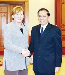 Tổng Bí thư Nông Đức Mạnh tiếp đoàn Đảng Cộng sản Pháp