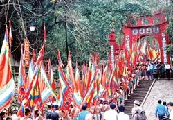 Cao muôn trượng Hùng Vương khí thế