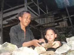 “Thần đất” trên đỉnh Tả Lủng