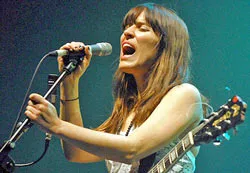 Ca sĩ mới nổi tuổi...32