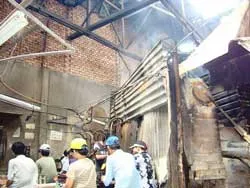 TPHCM: Lò thủy tinh “uy hiếp” dân cư