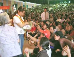 Bắc Giang: Đổ xô đi nhận “thuốc bổ dưỡng” miễn phí