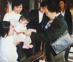 Cậu bé hơn 10 năm sống trong cũi ảnh 2