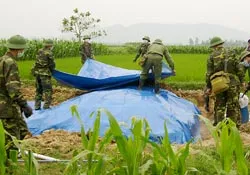 Binh chủng Hóa học giúp dân xử lý hố chôn heo bệnh dịch