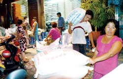 Từ tin đồn thất thiệt “gạo ở miền Tây hết”, tối qua, người dân đổ xô đi mua gạo ảnh 2
