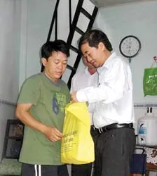 Liên đoàn Lao động TPHCM thăm và tặng quà cho công nhân bị tai nạn lao động