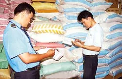 Gạo bán nhiều trên thị trường, thưa thớt người mua ảnh 3
