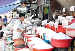 Gạo bán nhiều trên thị trường, thưa thớt người mua