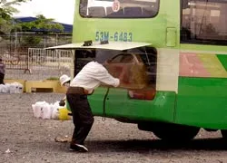 Nhộn nhịp “buôn gian” ở cửa hàng miễn thuế ảnh 2