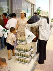 Nhộn nhịp “buôn gian” ở cửa hàng miễn thuế