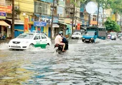 Mưa lớn gây ngập nhiều tuyến đường