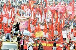 Ngày Quốc tế lao động lần thứ 122, người lao động thế giới yêu cầu tăng lương