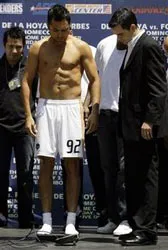 Võ sĩ quyền Anh Oscar De La Hoya buộc phải tháo... tất