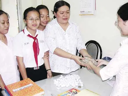 Tại Báo SGGP, học sinh và giáo viên Trường Lê Văn Tám, quận Bình Thạnh góp tiền giúp gia đình nạn nhân vụ sập nhịp cầu dẫn Cần Thơ.