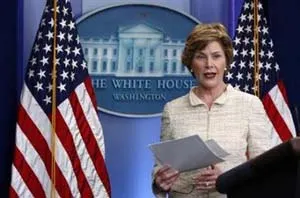 Đệ nhất phu nhân Laura Bush phát biểu tại buổi họp báo. (Ảnh Reuters).