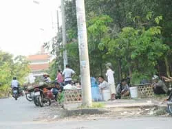 Nhốn nháo cảnh họp chợ trước cổng Nghĩa trang thành phố