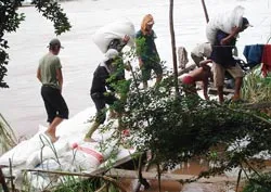 Biên giới Tây Nam: Xăng “chảy” ra, đường “tràn” vào ảnh 2