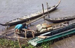 Biên giới Tây Nam: Xăng “chảy” ra, đường “tràn” vào