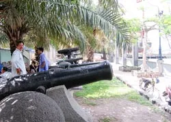 Mới: chết yểu, cũ: nghèo nàn