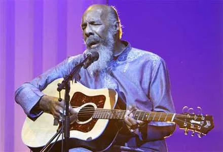 Ca sĩ Richie Havens trình diễn đêm khai mạc. Ảnh: Reuters.