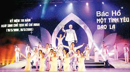 Tiết mục mở màn chương trình ca nhạc “Bác Hồ một tình yêu bao la”. Ảnh: AN DUNG