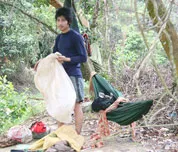 Vào hùa với Công ty Đông Dương, lâm tặc lập lán trại ở thượng nguồn suối Bang để tàn sát rừng