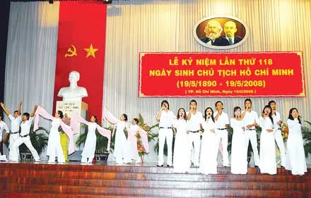 Chương trình văn nghệ trong lễ kỷ niệm lần thứ 118 Ngày sinh Chủ tịch Hồ Chí Minh. Ảnh: VIỆT DŨNG