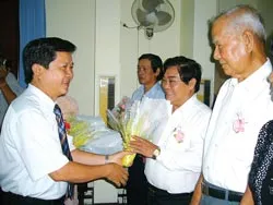 Lấy “hoa thơm” để lấn át “cỏ dại”