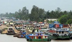 Tiền Giang, sáng nay: Bước đầu giải tỏa tàu thuyền trên kênh Chợ Gạo