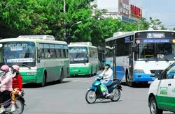 Quảng cáo trên xe buýt tại TPHCM: Chờ… chủ trương