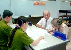 Đến nhà làm giấy CMND cho người già và người khuyết tật