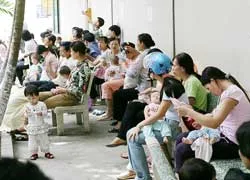 Hà Nội nhiều người già, trẻ nhỏ đổ bệnh